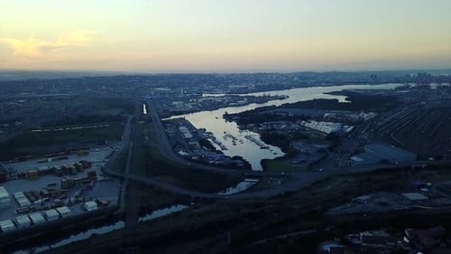 Aufnahmen von Sonnenuntergang mit Blick auf Jachten, die mit Verkehr auf einer Straße vor Anker liegen, und Schiffscontainern, die vor Anker liegen