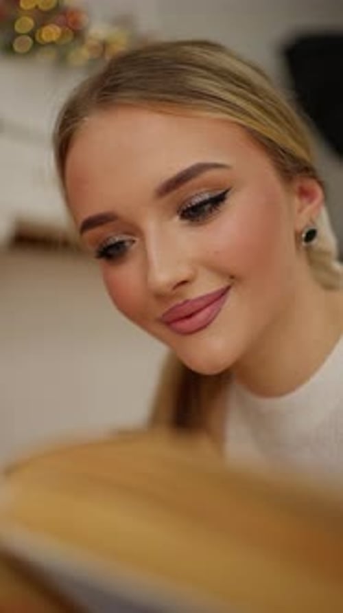 Jeune blonde séduisante au maquillage éclatant