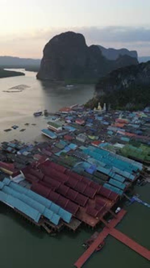 Luftbild des schwimmenden Dorfes Ko Panyi in Thailand