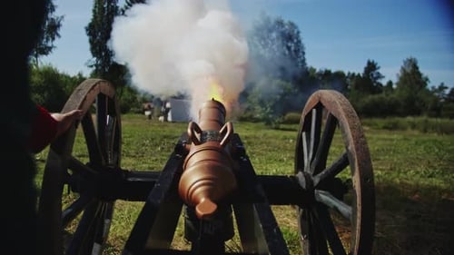 Klassische Kriegskanone der Napoleon-Zeit, die eine Kugel abfeuert
