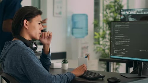 Programador de banco de dados asiático escrevendo código no computador