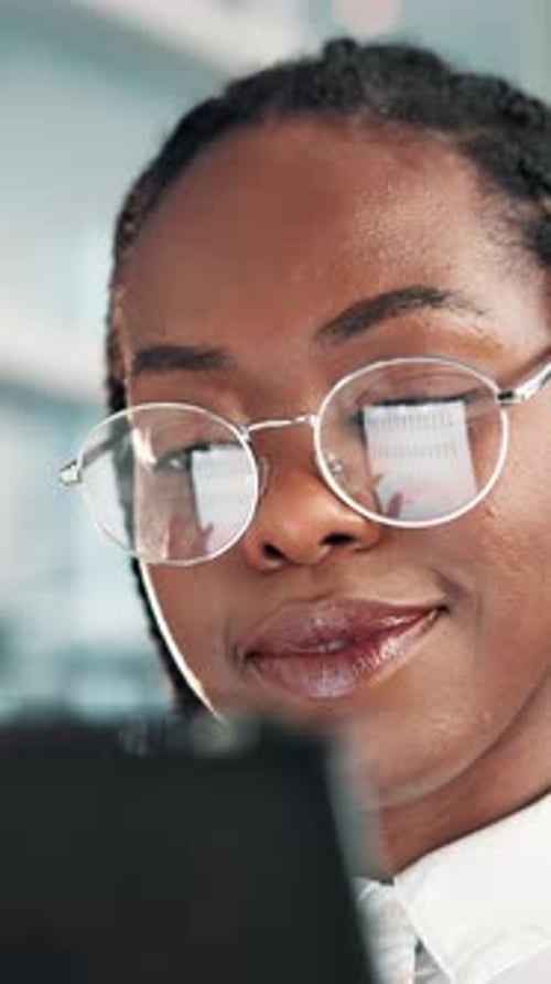 Bureau, lunettes et femme d'affaires sur tablette pour le réseautage, la connexion ou la planification financière