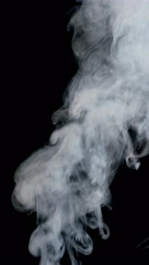 Weißer, wirbelnder dampfender Rauch oder Smog bewegen sich schnell auf schwarzem Hintergrund.