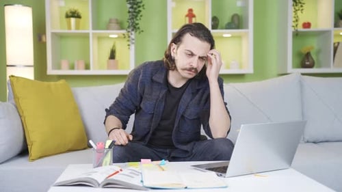 Ein depressiver Mann mit persönlichen Problemen ist unglücklich.