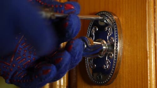 K68. El trabajador reemplaza la manija rota de la puerta.