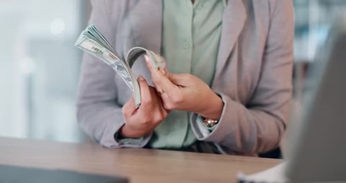 Руки, держащие наличные деньги, и бонус за прибыль от бизнеса