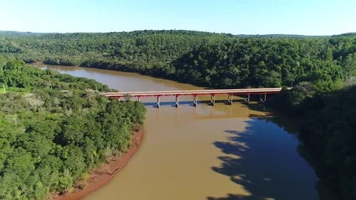 Pont isolé au cœur de la jungle sud-américaine.