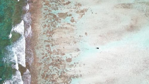 Um recife de coral vibrante que se estende até o oceano azul, vista aérea