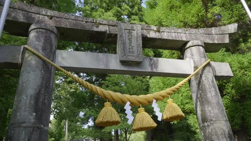 Arche torii en pierre parfaite dans un sanctuaire japonais, vue au ralenti