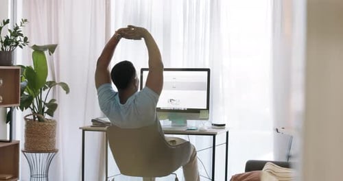 Home-Office, Website-Design oder schwarzer Mann streckt sich am Computer und arbeitet an Code