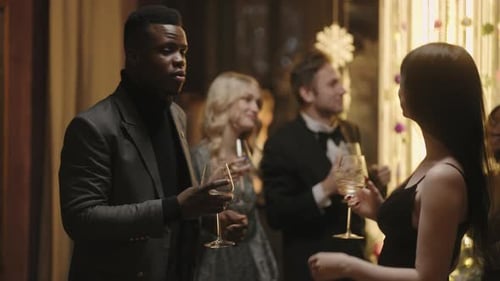 Jovens felizes dançando juntos em uma festa alegre Grupo multiétnico de amigos celebra o ano novo