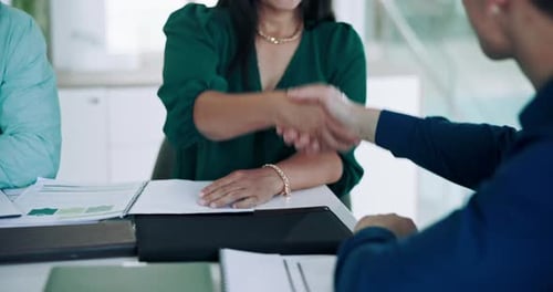 Gens d'affaires, poignée de main ou réunion avec des documents pour une proposition, une négociation ou un B2B au bureau