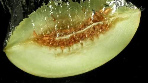 Un morceau de melon tombe sous l'eau filmé par une caméra à haute vitesse à 1000 images par seconde