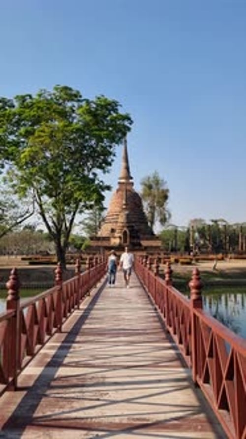Un couple d'hommes et de femmes visitent la ville historique de Sukhothaï, la vieille ville de Thaïlande