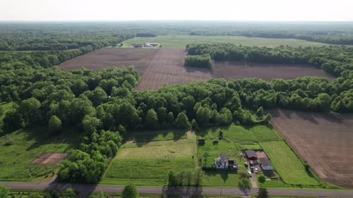 Eine Luftaufnahme der wunderschönen Sommerlandschaft am Tag. Ein herrlicher Blick auf ein Dorf in der Nähe der Stadt