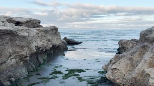 Das Meer zwischen den Felsen 4K