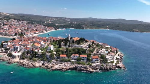 Drohnenvideo mit der malerischen Stadt Primosten in Kroatien