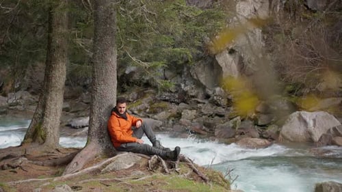 Entspannen am Fluss an einem ruhigen Herbstnachmittag in der Wildnis