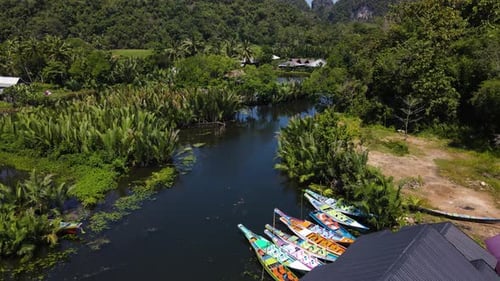 Vista aérea del río Barcos pintados de colores en el pueblo Karst Rammang Rammang de Kampoeng en Sulawesi,