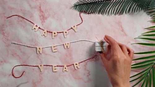 Plano de fundo de feliz ano novo com pequenos presentes