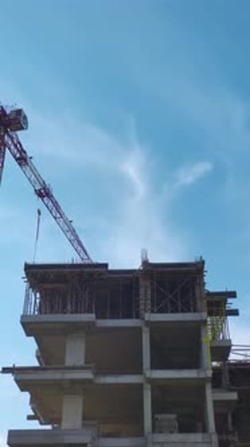 Los trabajadores de vídeo vertical utilizan estructuras de hormigón y metal para construir paredes estructurales en una construcción