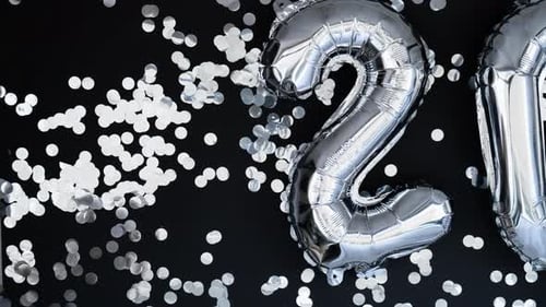 Stop Motion: Feliz Ano Novo de 2026: Balões metálicos com confetes em fundo preto escuro, saudação