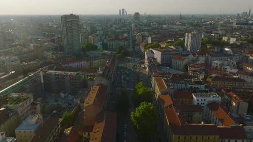 Voe acima da Wide Street em um bairro urbano residencial com prédios de apartamentos clássicos de vários andares
