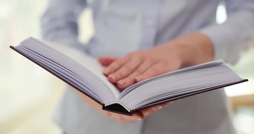 Las manos de las mujeres voltean páginas de libros