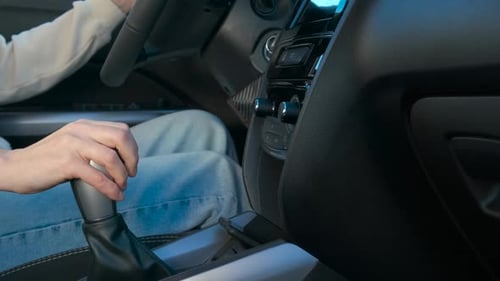 La señora cambia de velocidad con la caja de cambios