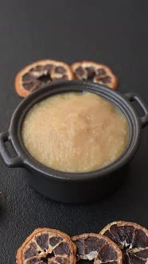 Sauce sucrée aux pommes, nourriture pour bébés, ingrédient en conserve pour les desserts. Compote de pommes