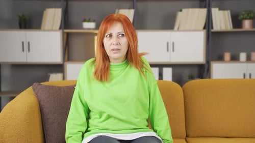 Ängstliche und schüchterne Frau zu Hause.