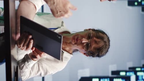 Vertikale Kollegen, die Code im Rechenzentrum ausführen