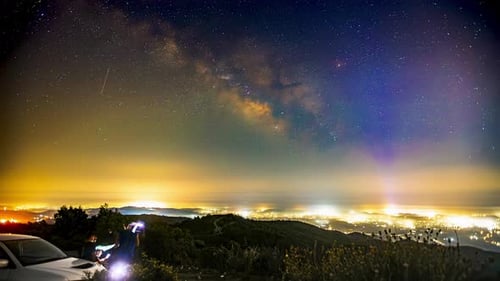Site de camping lumineux avec des étoiles filantes sur fond cosmique, Lapa de temps, plan statique
