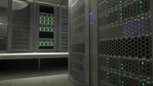 Data center de alto desempenho com racks estruturados e painéis de monitoramento