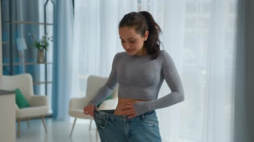 Woman Shows Off Weight Loss in Jeans