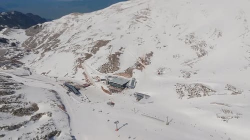 Panorama aérien cinématographique du centre de ski du mont Parnasse par temps clair