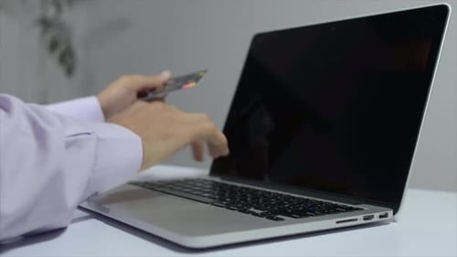 Erfolgreiche Online-Zahlung auf dem Laptop
