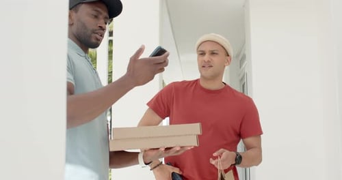Der Kurier liefert Pizzakartons aus und überprüft die Telefonbestätigung mit dem Kunden an der Tür, der eine Papiertüte in der Hand hält