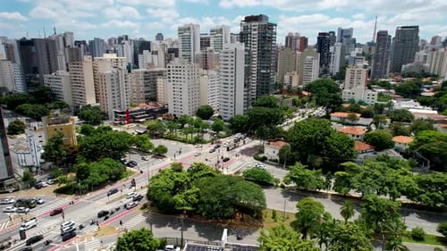 Cruzamento famoso: Avenida Reboucas e Avenida Brasil em São Paulo, Brasil.