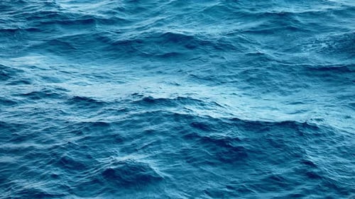Die faszinierenden tiefblauen Meereswellen bewegen sich anmutig in Bewegung