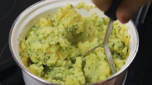 Cuisson de la purée de pommes de terre | Purée de pommes de terre avec un presse-purée