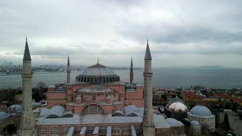Drohne der Istanbuler Hagia Sophia Moschee fliegen über das Dach