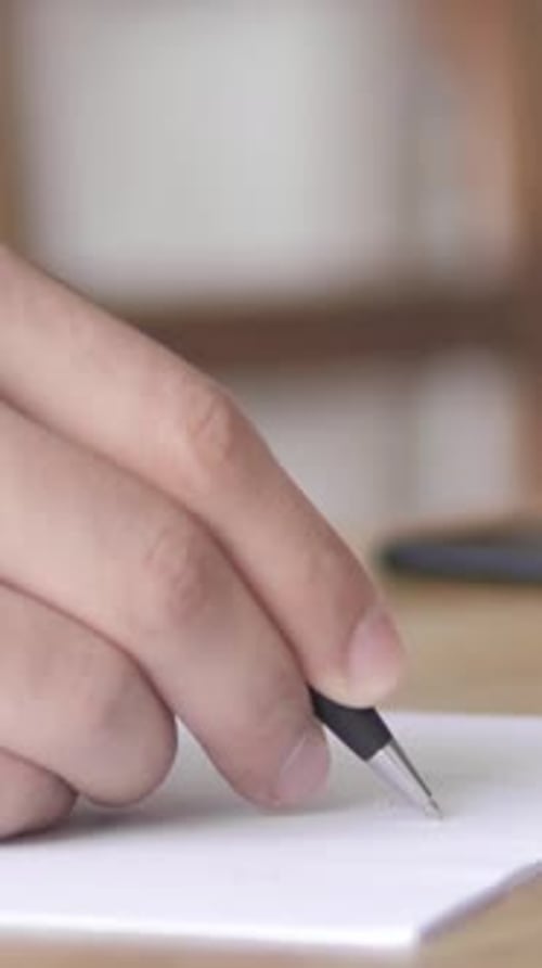 Nahaufnahme der Handschrift bei der Arbeit, vertikales Video