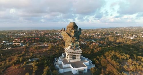 Bali, Indonésie. Drone, vue aérienne, 4k, statue de Vishnu à Garuda
Wisnu Kencana