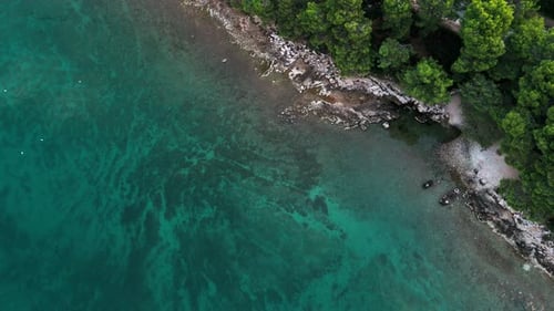Vista aérea maravilhosa sobre a paisagem marítima croata e a costa mediterrânea