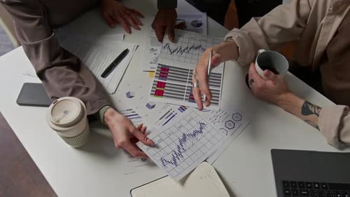 Unbekannte Spezialisten, die mit Diagrammen und Grafiken arbeiten