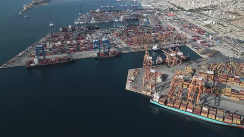 Umfangreiches Luftpanorama eines riesigen Containerterminals