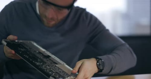 Réparation, carte mère et technicien travaillant sur un appareil dans un atelier de réparation d'un circuit imprimé