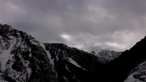 Timelapse mystérieux gris foncé, montagnes du Haut Atlas, Maroc