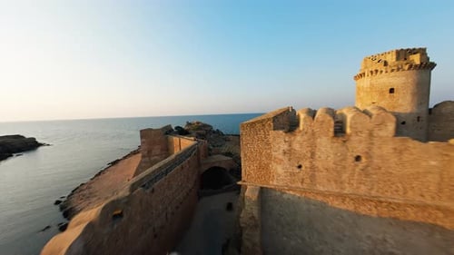 Mar Azul defendiendo la antigua fortaleza en el sur de Italia